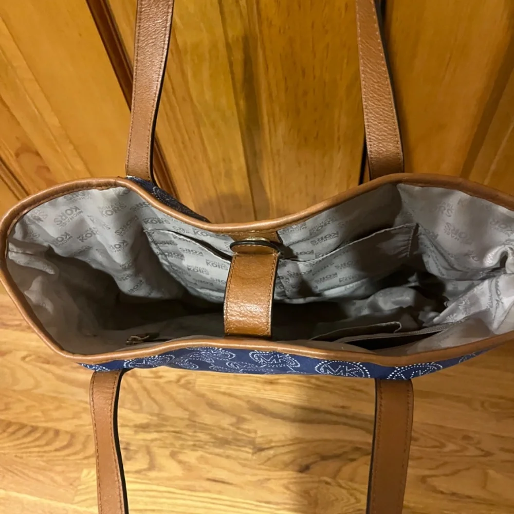 Michael Kors Tote Bag - Picture 3 of 7